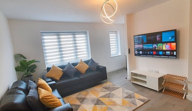 Lovely apartment close 2 City Center &Rail Station