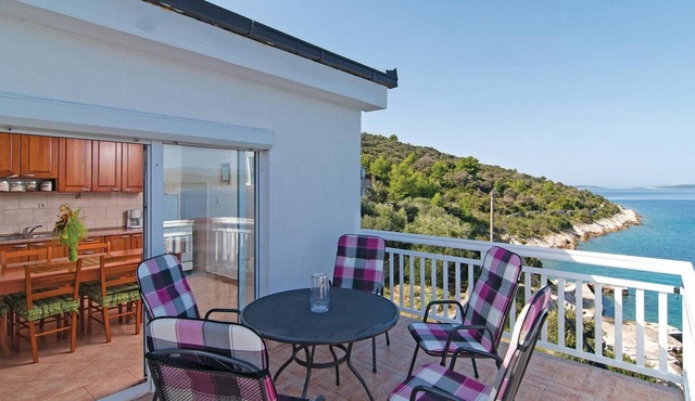 Lovely apartment in Drvenik Veliki with WiFi