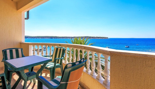 Lovely apartment in Banjol with house sea view