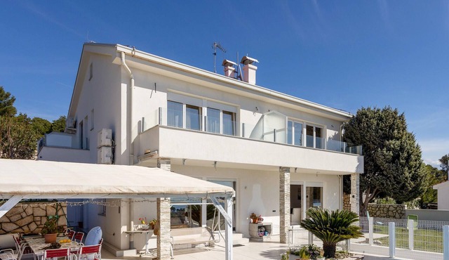 Lovely apartment in Banjol with WiFi