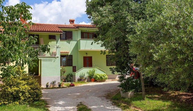 Lovely apartment in Cabrunici with WiFi