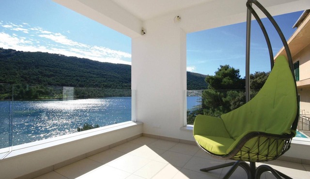 Lovely apartment in Grebastica