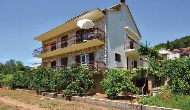 Lovely apartment in Jelsa with WiFi