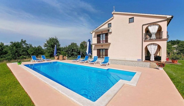 Lovely apartment in Karojba
