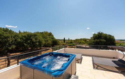 Lovely Apartment In Korlat With Wifi