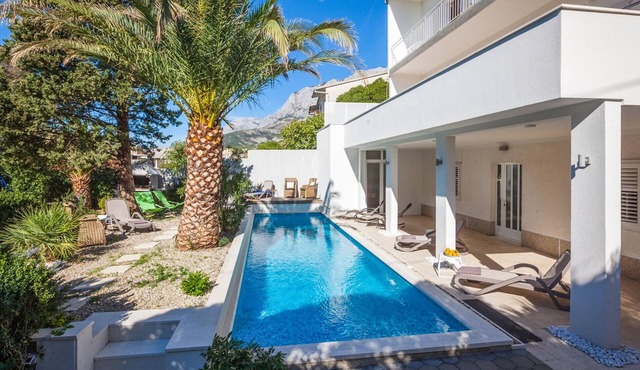 Lovely apartment in Makarska