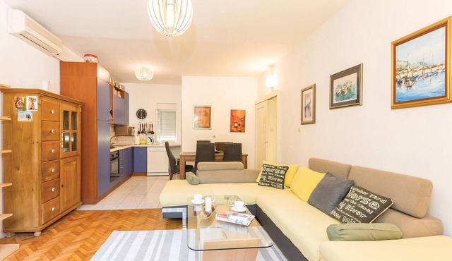 Lovely apartment in Makarska with WiFi