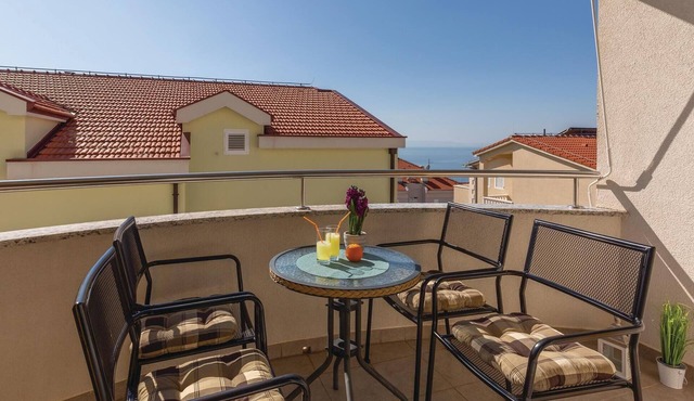 Lovely apartment in Makarska with WiFi