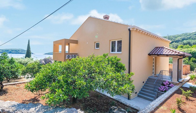 Lovely apartment in Molunat with WiFi