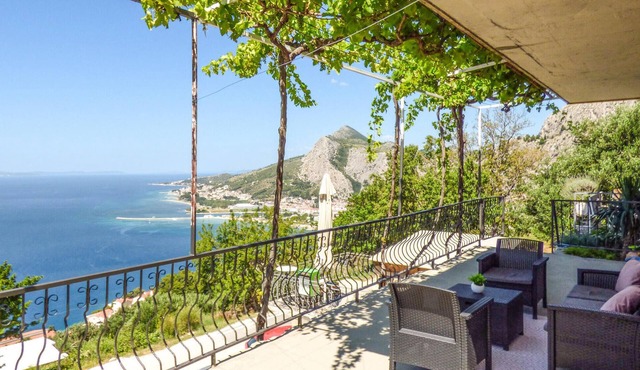 Lovely apartment in Omis with house sea view