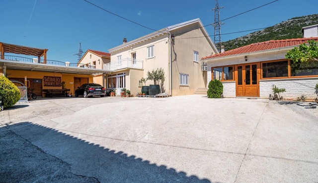 Lovely apartment in Ponikve