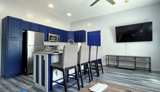 Lovely apartment in vibrant Cincinnati - Mins away from all major event places