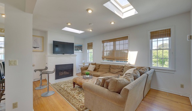 Lovely Apartment in Long Beach: 3 Blocks to Ocean!