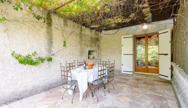 Lovely apartment in villa with WIFI, pool, TV, terrace, pets allowed and panoramic view