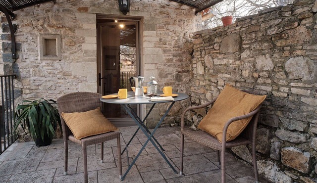 Lovely apartment in villa for 2 people with A/C, pool, WIFI, TV, patio and pets allowed