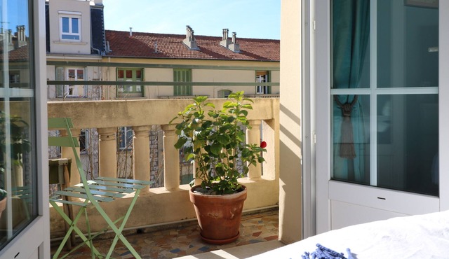 Lovely apartment in vibrant and genuine Liberation in central Nice.