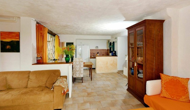 Lovely apartment in villa for 4 guests with pool, WIFI, TV, terrace, pets allowed and parking