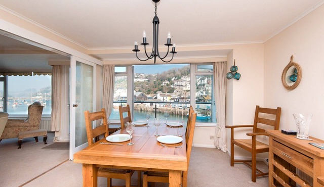 Lovely apartment on the edge of the harbour.