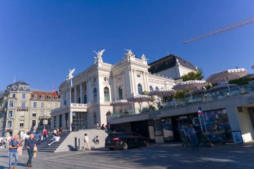 Lovely Apartment right next to the Opera and Zurich Lake