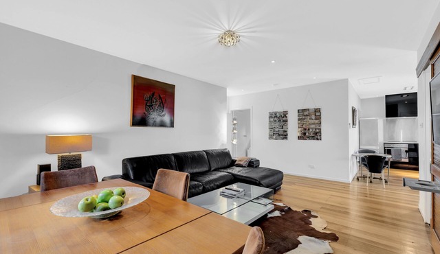 Lovely apartment with huge sunny garden in the heart of Yarraville Village.