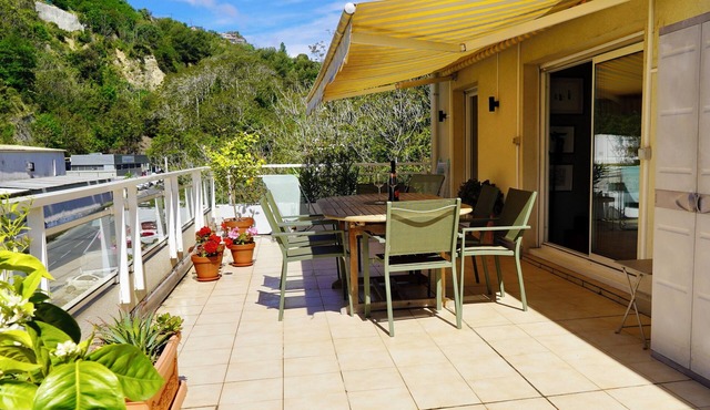 Lovely apartment with AC and a large terrace - pool in the residence.