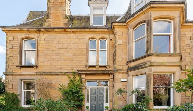 Lovely apartment with balcony in the Grange, close to Morningside & Marchmont.