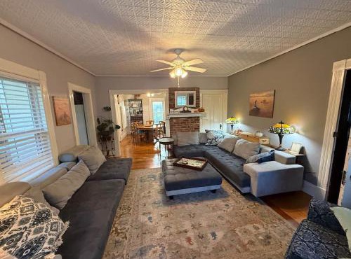 Lovely apartment with King bed, 2 twins & 2 sofas