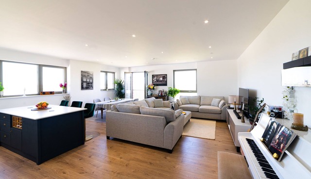 Lovely Apartment With Terrace and City Views!