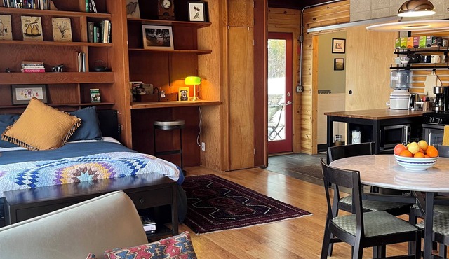 Lovely architect-designed studio apartment in charming Northfield