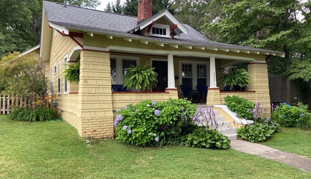 Lovely Arts & Crafts Bungalow in downtown Black Mountain - 15mins from Asheville