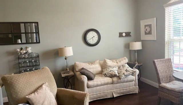 Lovely Attached Apartment in the Suburbs!