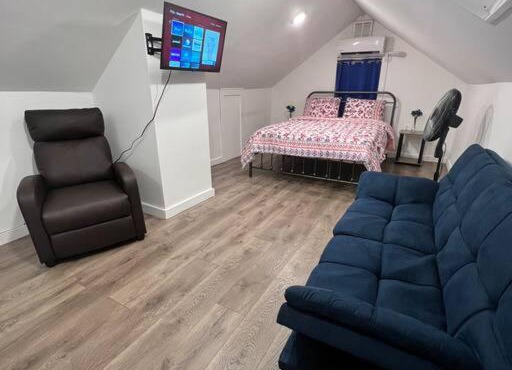 Lovely Attic 1 Bedroom LOFT entire unit near nyc