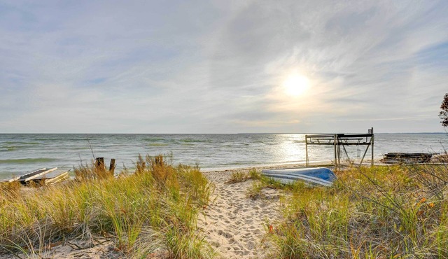 Lovely Au Gres Cottage w/Hot Tub: Walk to Beach!