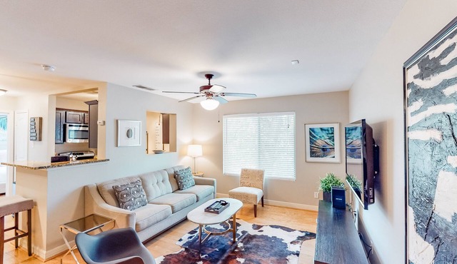 Lovely Austin condo close to downtown with streaming, W/D, central AC, & WiFi