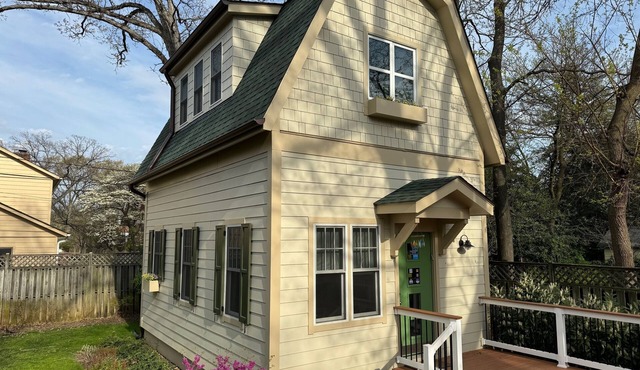 Lovely backyard cottage with easy access to metro, shops, dining!