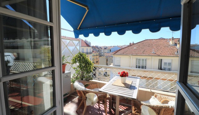 Lovely balcony in Musiciens, central Nice.