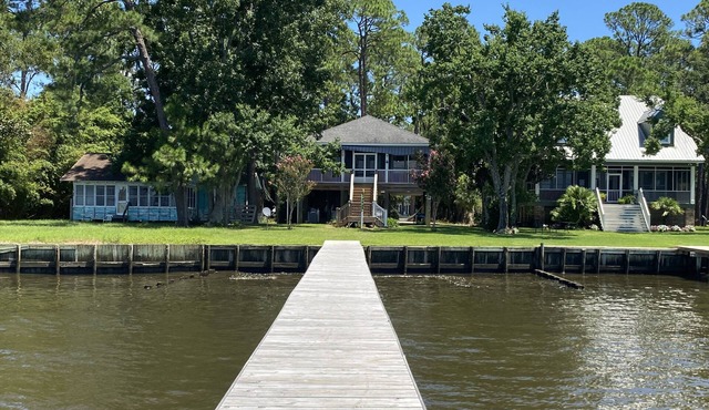 Lovely Bayfront Home with your own pier.