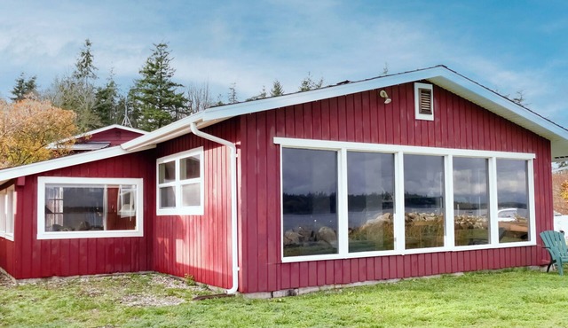 Lovely Beachfront 3-bedroom Home with Panoramic Water Views