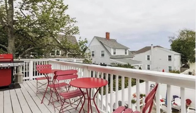 Lovely beachside two-bedroom apartment with sundeck