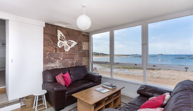 Lovely beachside apartment, with uninterrupted views across to the Fife coastline. Sleeps 8.