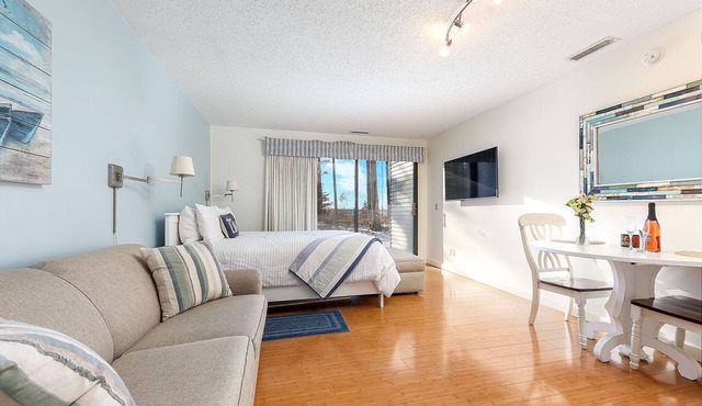 🏖️ Lovely Beachside Studio @ The Shores | Deck + Bay Views + Champagne Welcome ➠ 5679