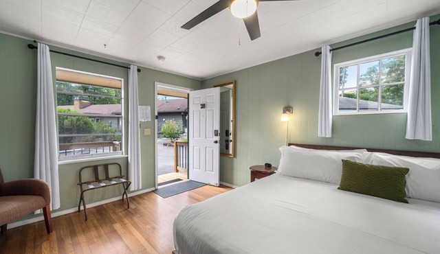 Lovely bedroom hotel with AC in charming Hendersonville