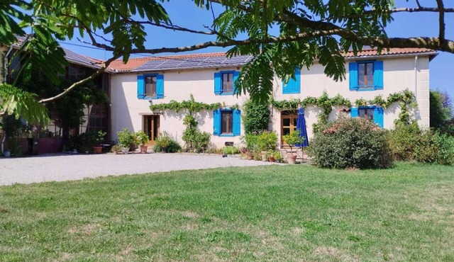 Lovely big guesthouse in farm