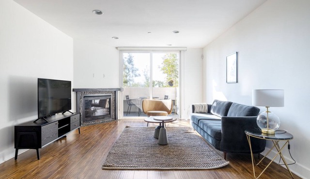 Lovely Brentwood 2BR w/Courtyard, walk to Shops + Dining, by Blueground