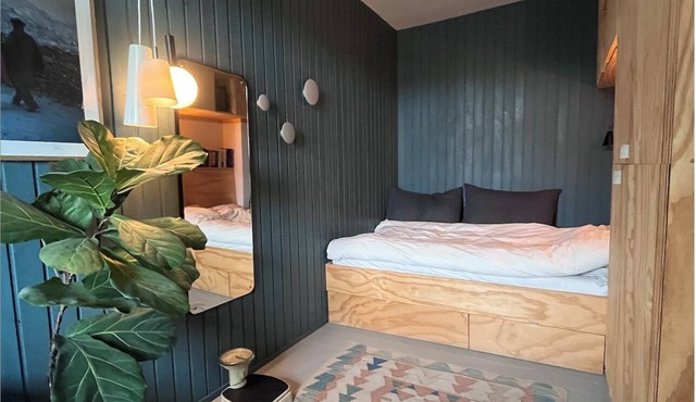 Lovely bright 3-bedroom with large balcony facing green courtyard