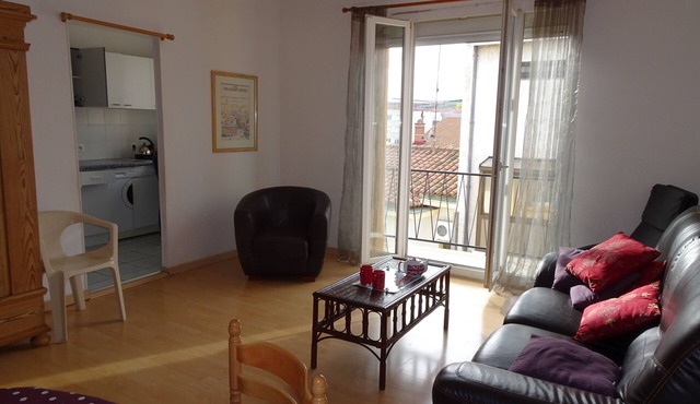 Lovely bright airy apartment in quiet street in centre Perpignan, beach 12km
