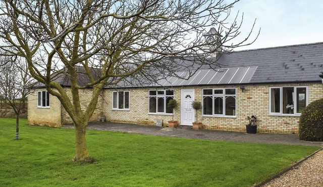 Lovely bright bungalow with amazing views across the open countryside.