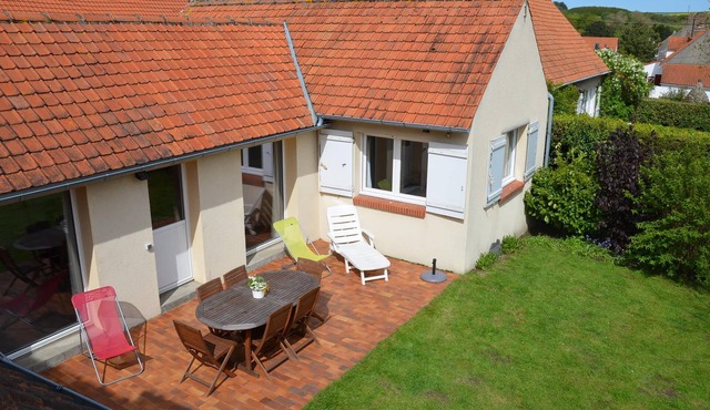 Lovely bright house with enclosed garden 5 minutes walk from the beach