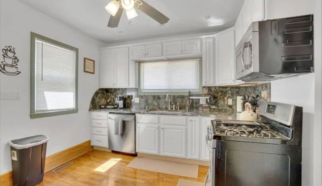 Lovely Bright Lansing Home 3BR/2BA