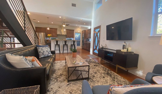 Lovely, Bright Modern House, Short Walk To Main Street, Private Pool!